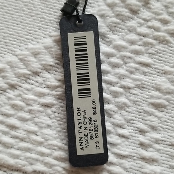 NWT Ann Taylor Golden Leaf Necklace - Picture 5 of 5